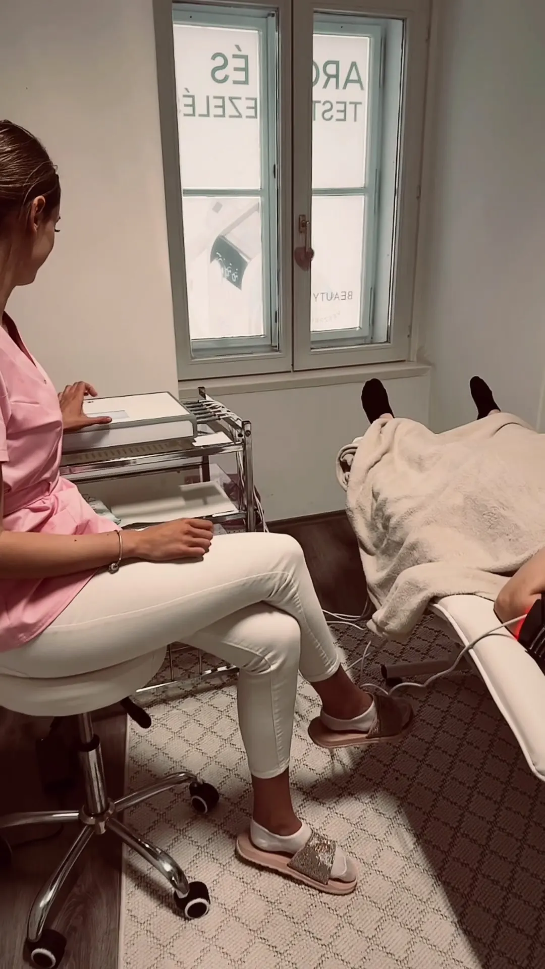 Fojtyik Fanni SKEYNDOR testkezelést végez a Beauty World veszprémi kezelőjében