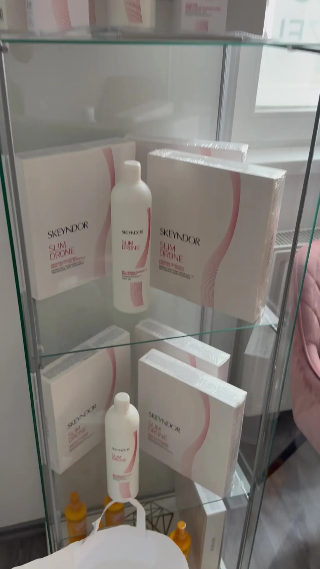 SKEYNDOR Slim Drone termékek a Beauty World veszprémi szalonjának vitrinjében